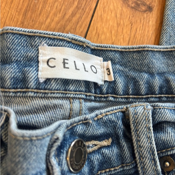 Light-Wash Distressed Cello Straight Leg Jeans - 3 - Picture 6 of 6